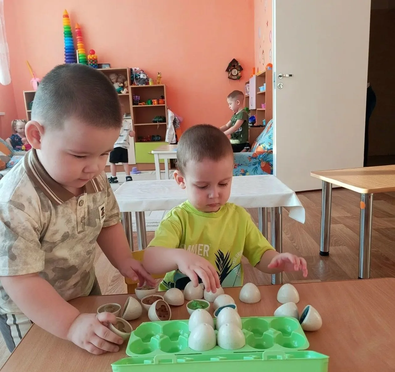 Смотрите, как сосредоточенно наши малыши погрузились в мир настольных игр! В этих прост...