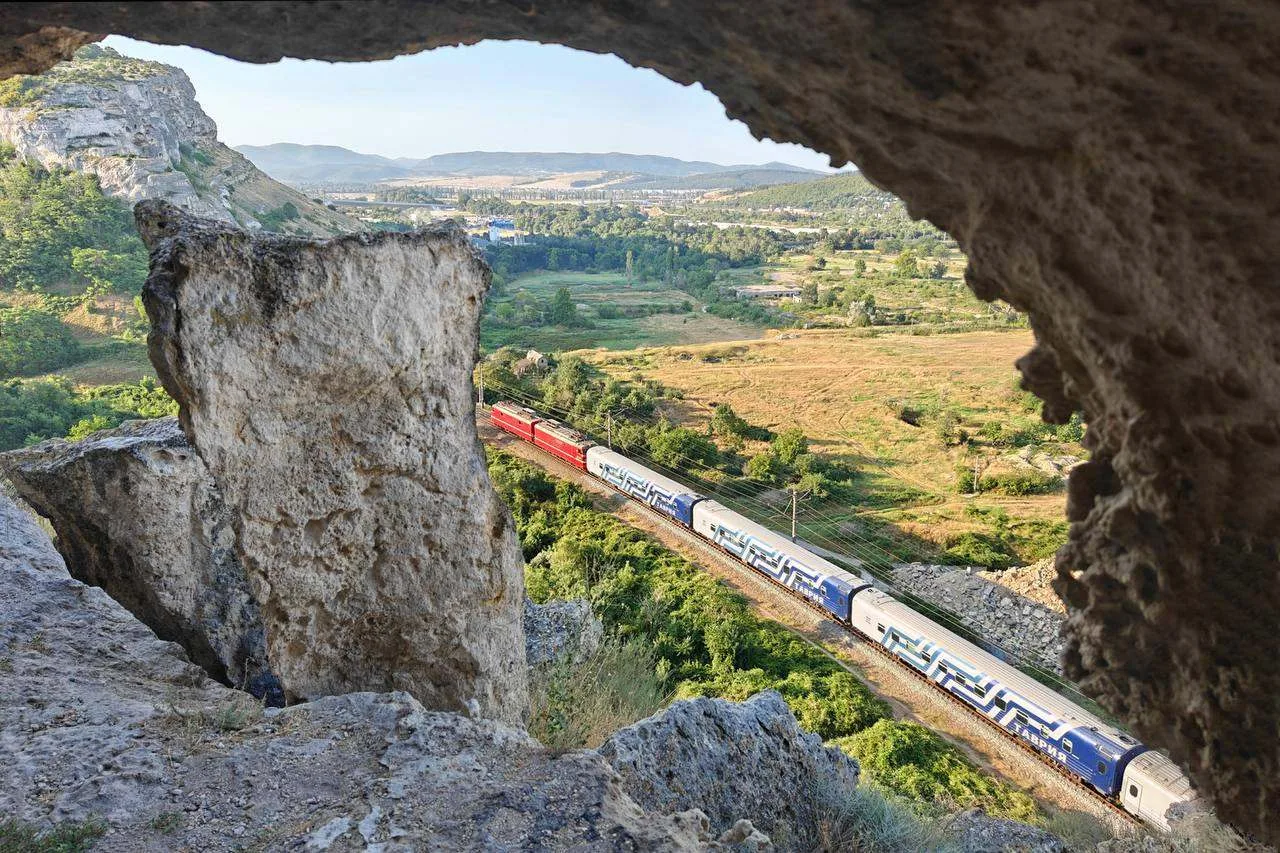 В связи с временной остановкой движения на Крымском мосту 16 мая два поезда «Таврия» отправятся с на