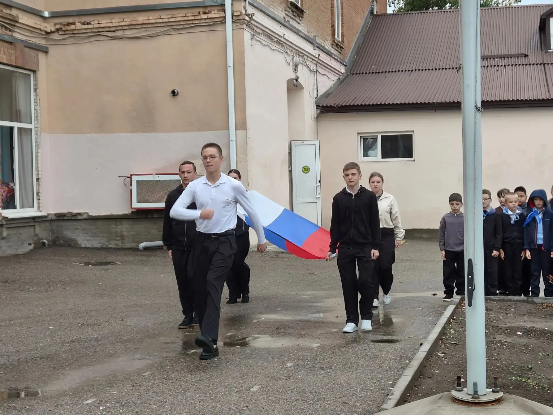 🇷🇺 С традиционной линейки, посвящённой поднятию Флага и исполнению Гимна Российской Ф...