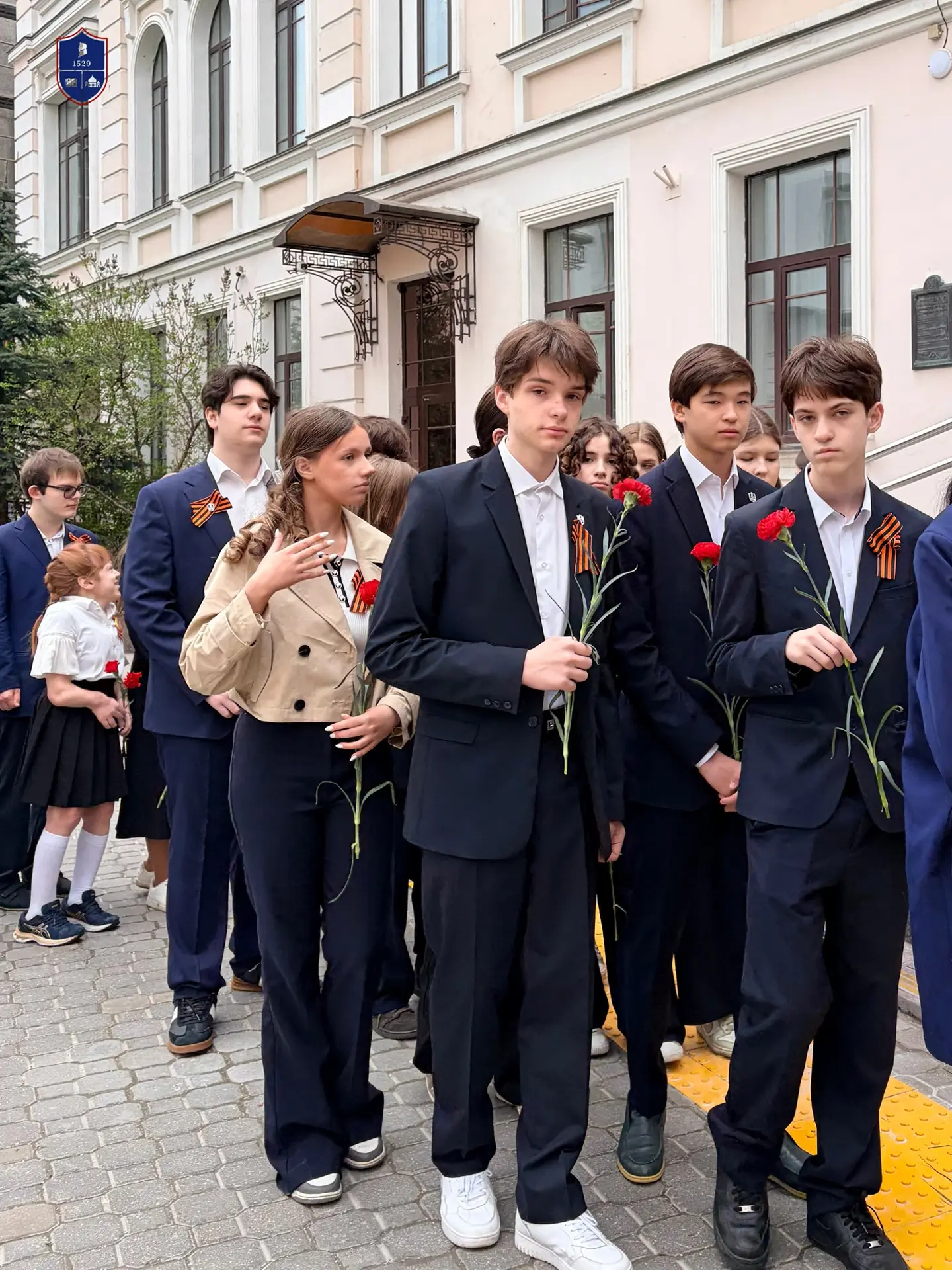 Торжественная линейка. Подвигу народа жить в веках! 🌹  Сегодня в нашей школе прошла торжественная ли