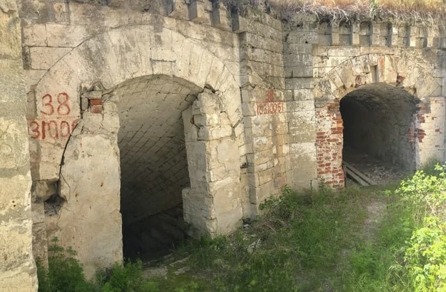 Уводящие в глубины подземелий ходы Керченской крепости.