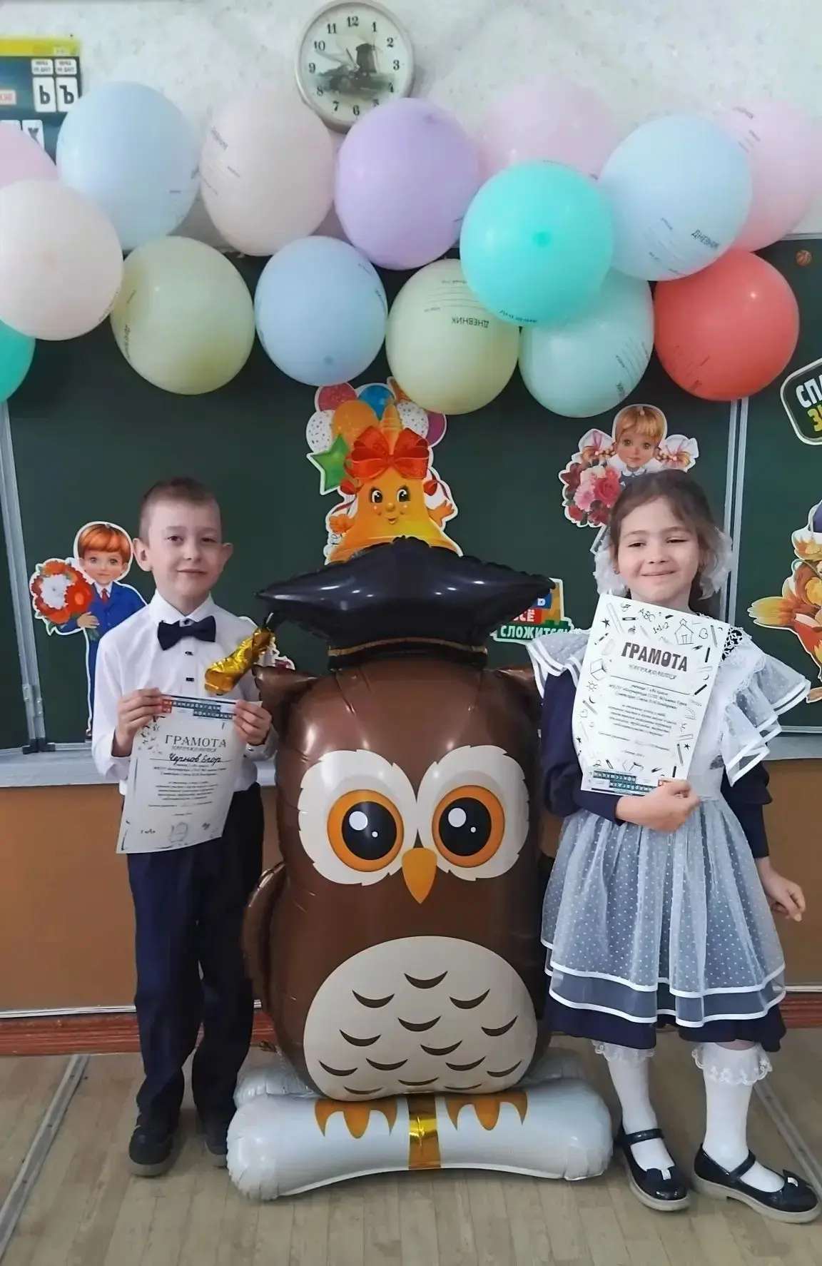 Прощание с 1 классом 🎒

В начальной школе у учеников  1А 🎈 класса прошел праздник «Прощание с 1 кл