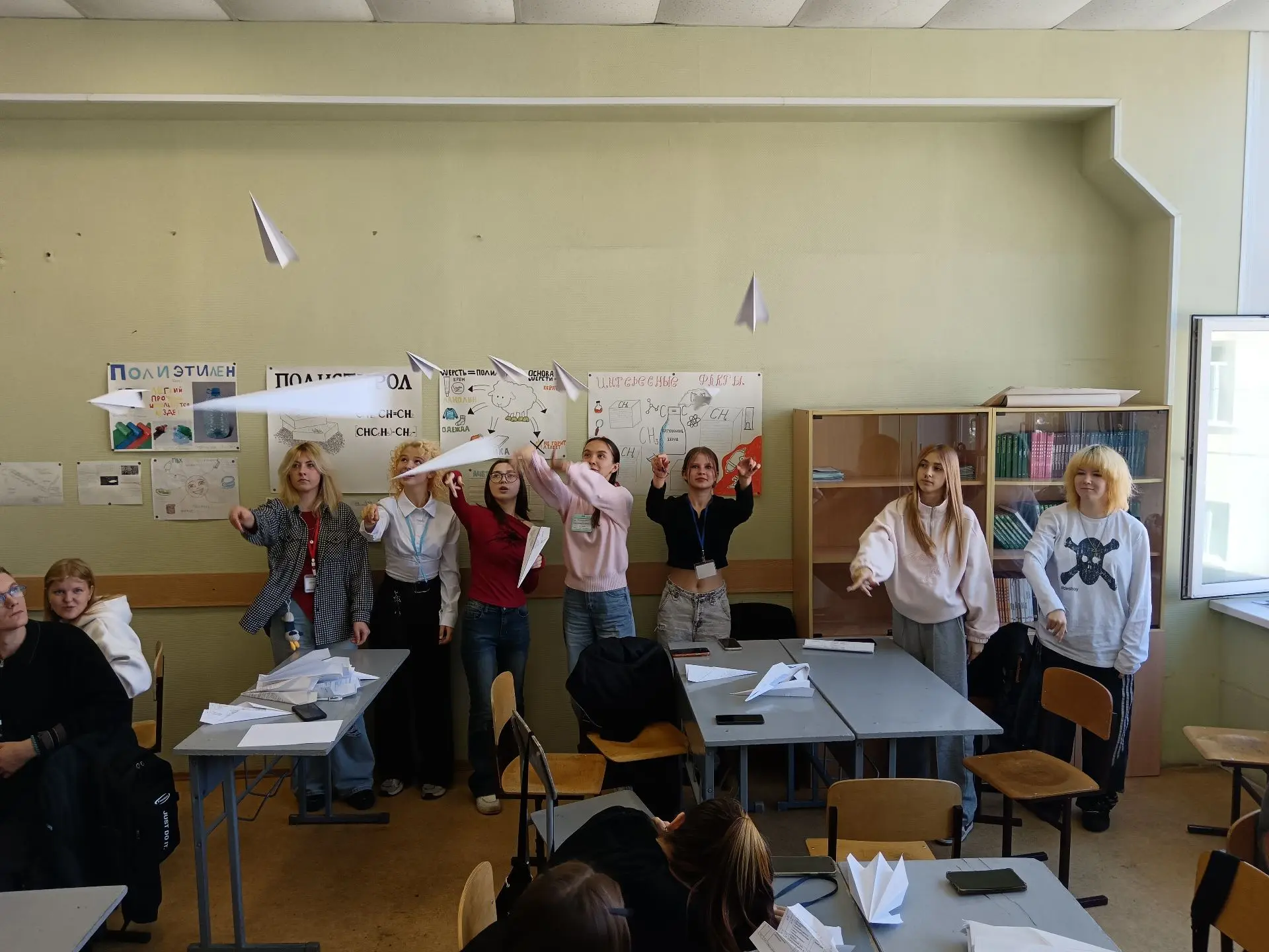 🧠 Психология в действии: как 121 группа собирала самолётики и училась работать в команде