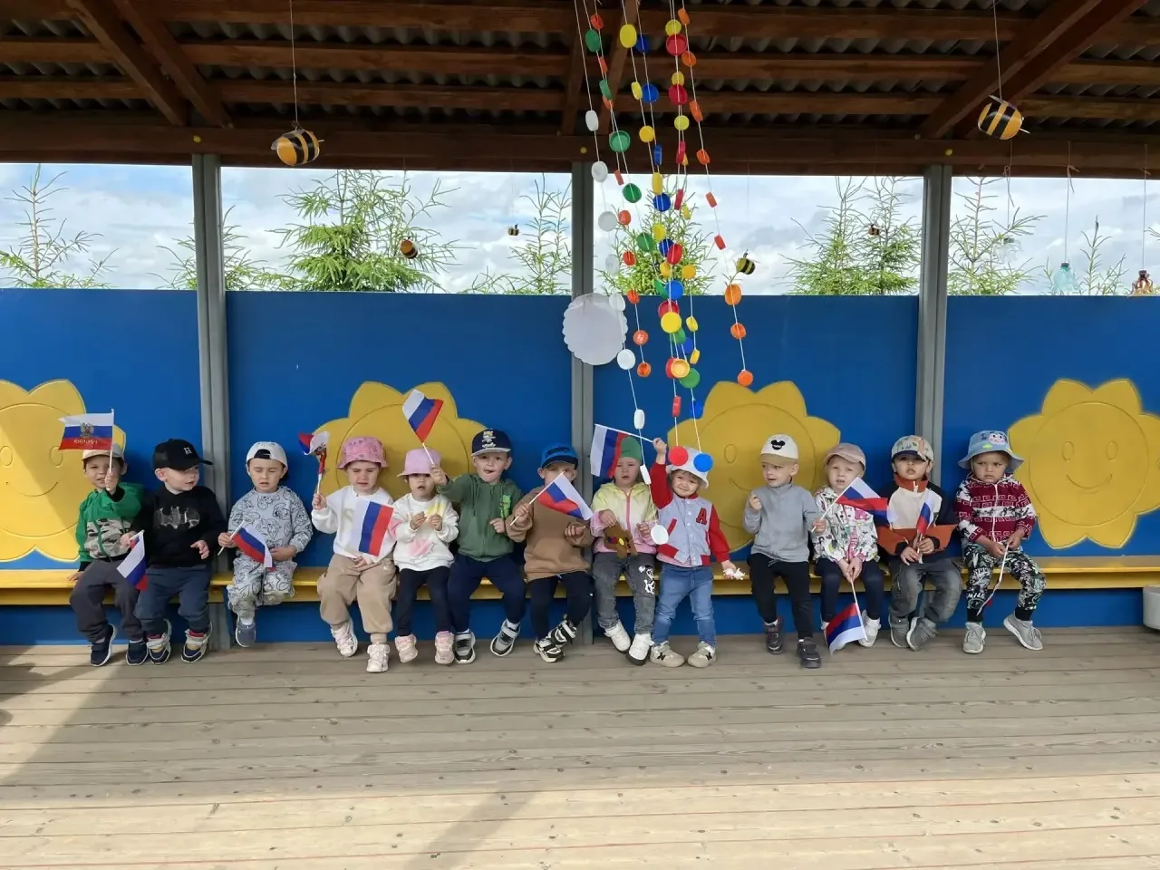 ✨Малыши из группы «Вишенки» познакомились с важным праздником!🇷🇺
Ребята с гордостью маршировали с 