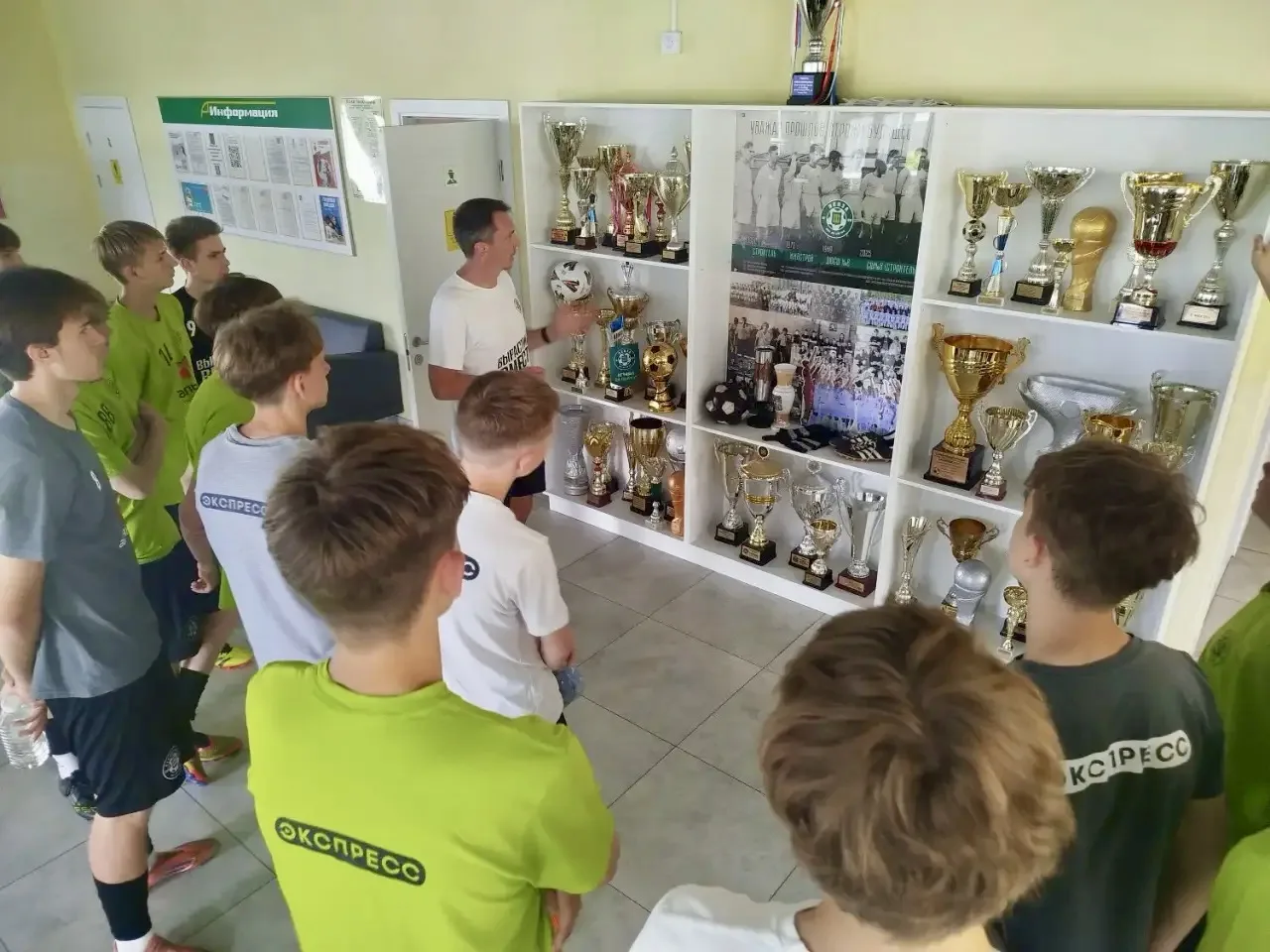 🟢 Уважая прошлое, строим будущее!
🏆 В нашей школе хорошо понимают: без крепкой связи поколений нев