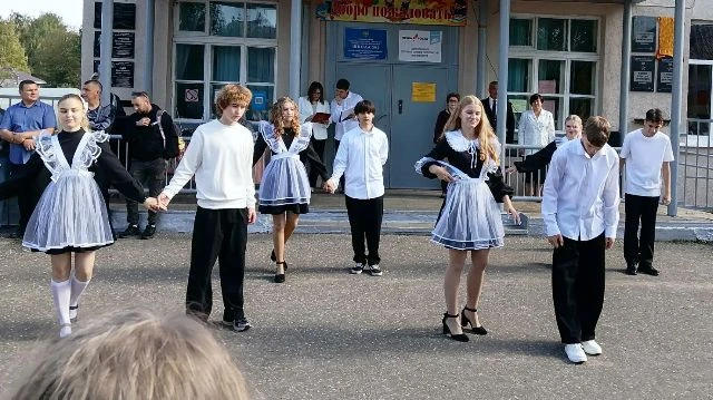 Сегодня , 1 сентября , в нашей школе прошла торжественная линейка, посвящённая Дню знан...