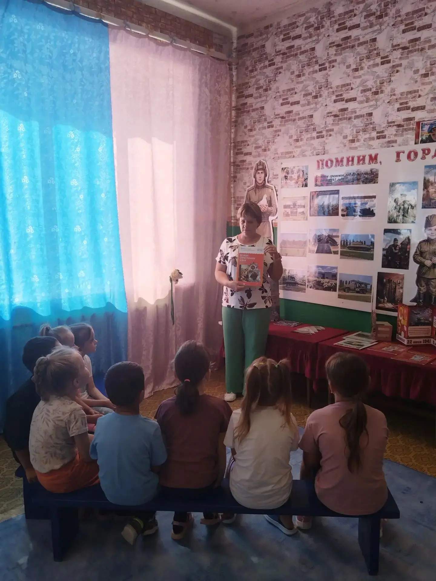 Сегодня в  старшей группе прошёл особенный патриотический час, посвящённый Дню Прохоровского поля — 