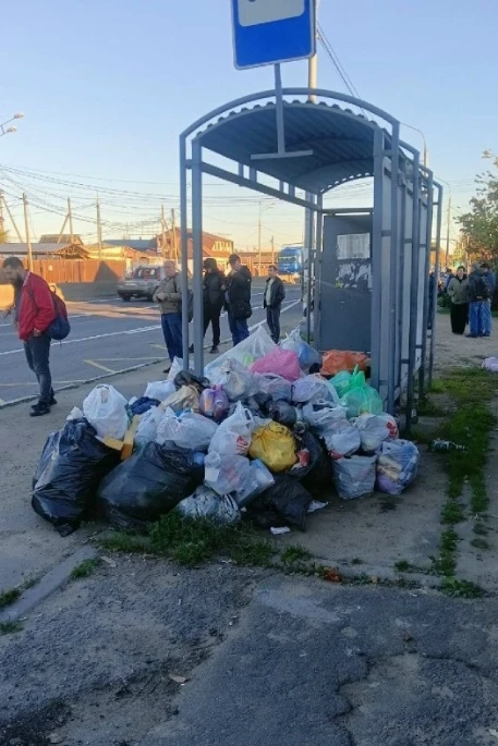 🗑 Есипово. Остановка снова превращается в мусорный полигон.