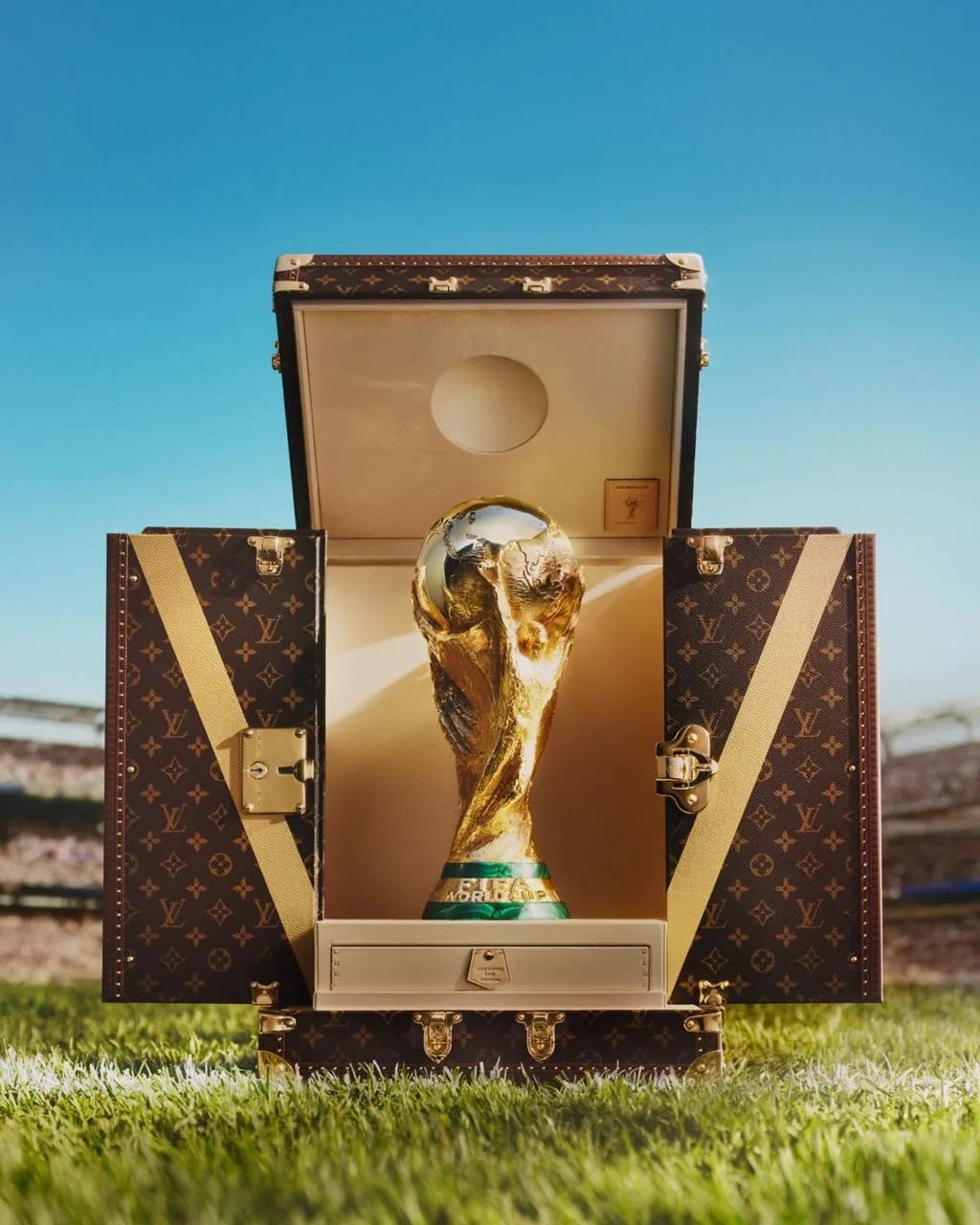 Кубок чемпионов мира по футболу путешествовал в этом году в чемодане Louis Vuitton. 

Именно из тако