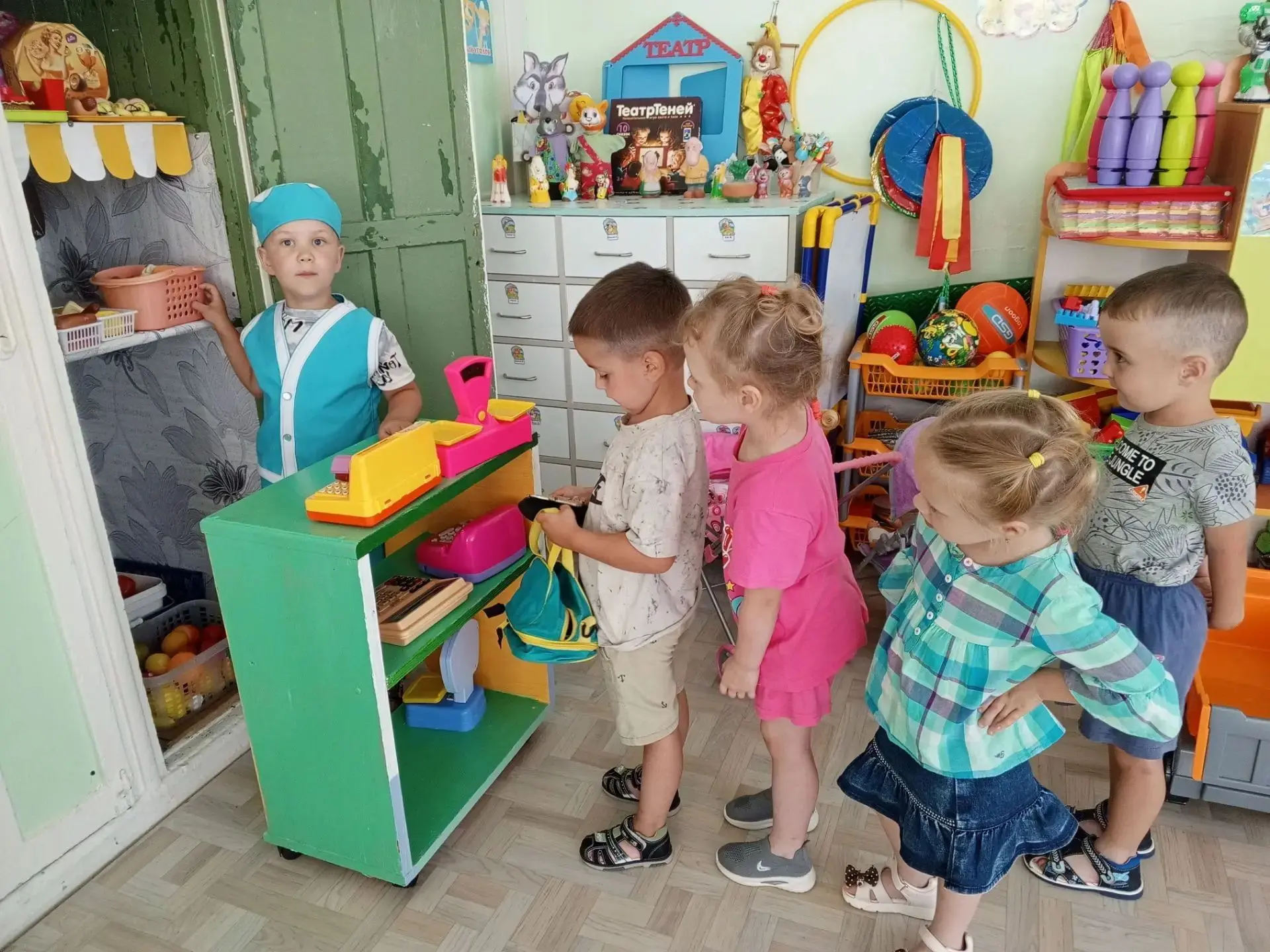 Сюжетно-ролевая игра «Магазин» во второй младшей группе. Её цель — в игровой форме позн...