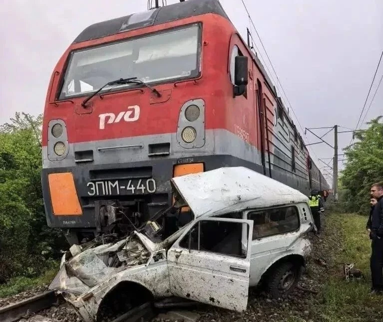 На перегоне между Динской и Пластуновской поезд Адлер – Нижневартовск столкнулся с автомобилем.  По 