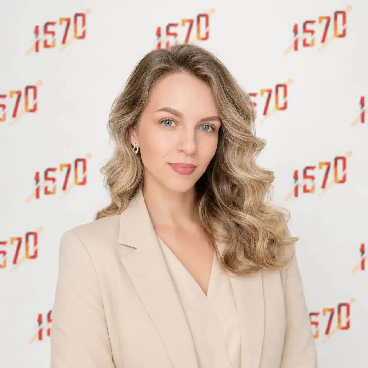 ПРО УЧИТЕЛЕЙ 

➡️На связи учитель русского языка и литературы школы № 1570 Яковлева Юлия Дмитриевна.