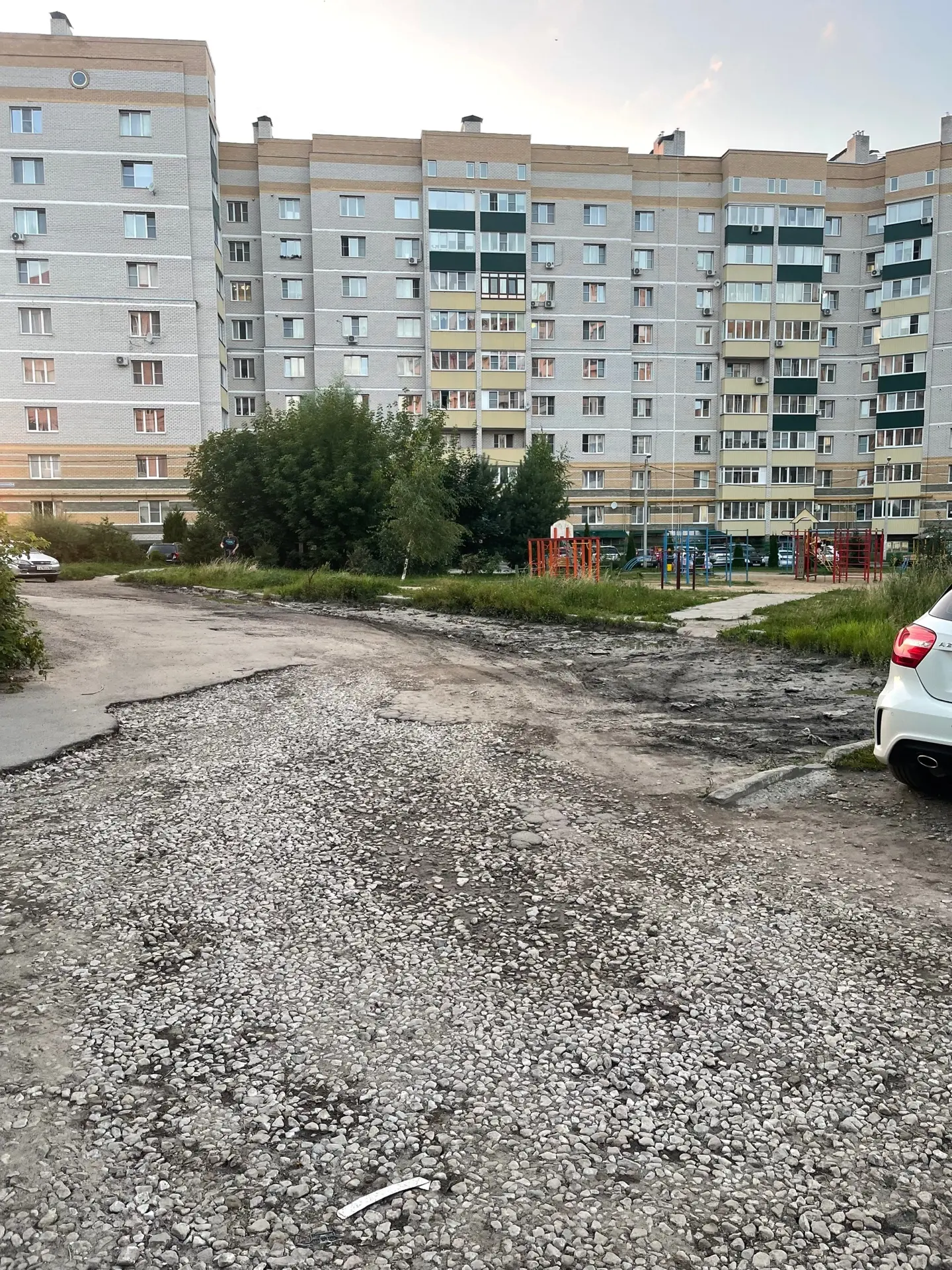 Нам пишут: «Здравствуйте. Придомовая территория, состояние тротуаров на Правом берегу,