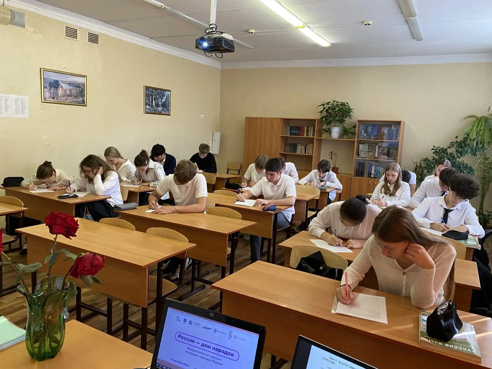 📝✍️ ПИШЕМ НА РОДНОМ ЯЗЫКЕ: В НАШЕЙ ШКОЛЕ ПРОШЁЛ РЕСПУБЛИКАНСКИЙ ДИКТАНТ! 🇷🇺🌍