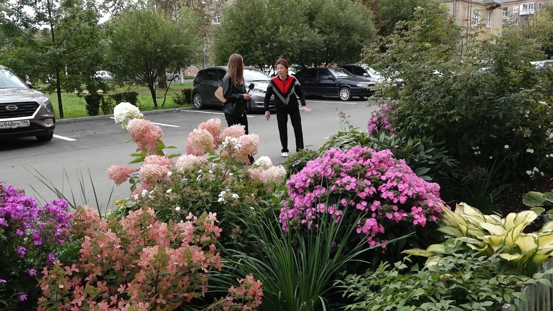 Ей скоро 80, но она не на скамейке у подъезда, а с лопатой в цветнике