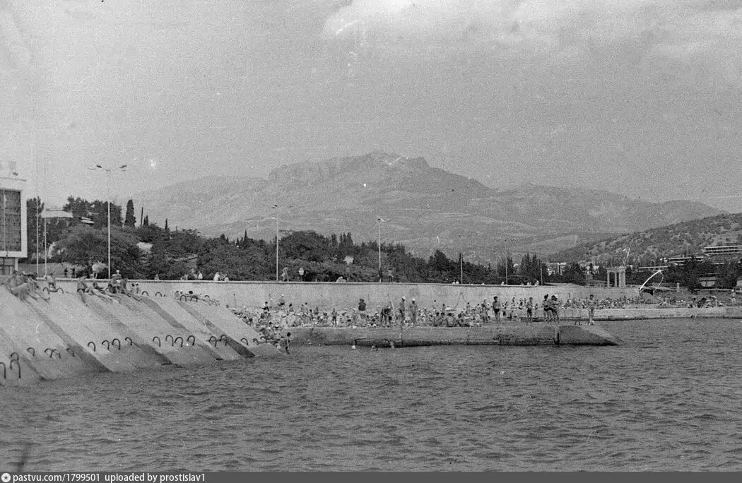 Пляжи на Центральной набережной Алушты. 1970 год.