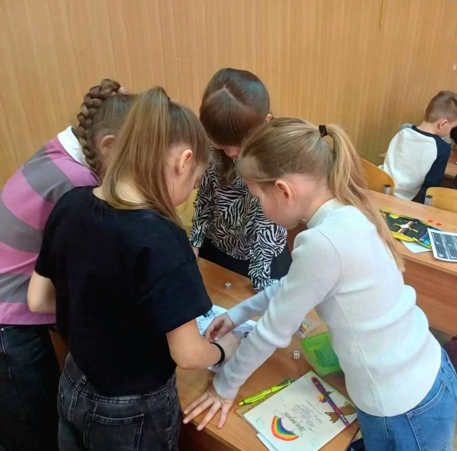 Ребята из 2 "А" класса проводят перемены с пользой. Второклассники принимают участие в ДОЛ-игре "Пут