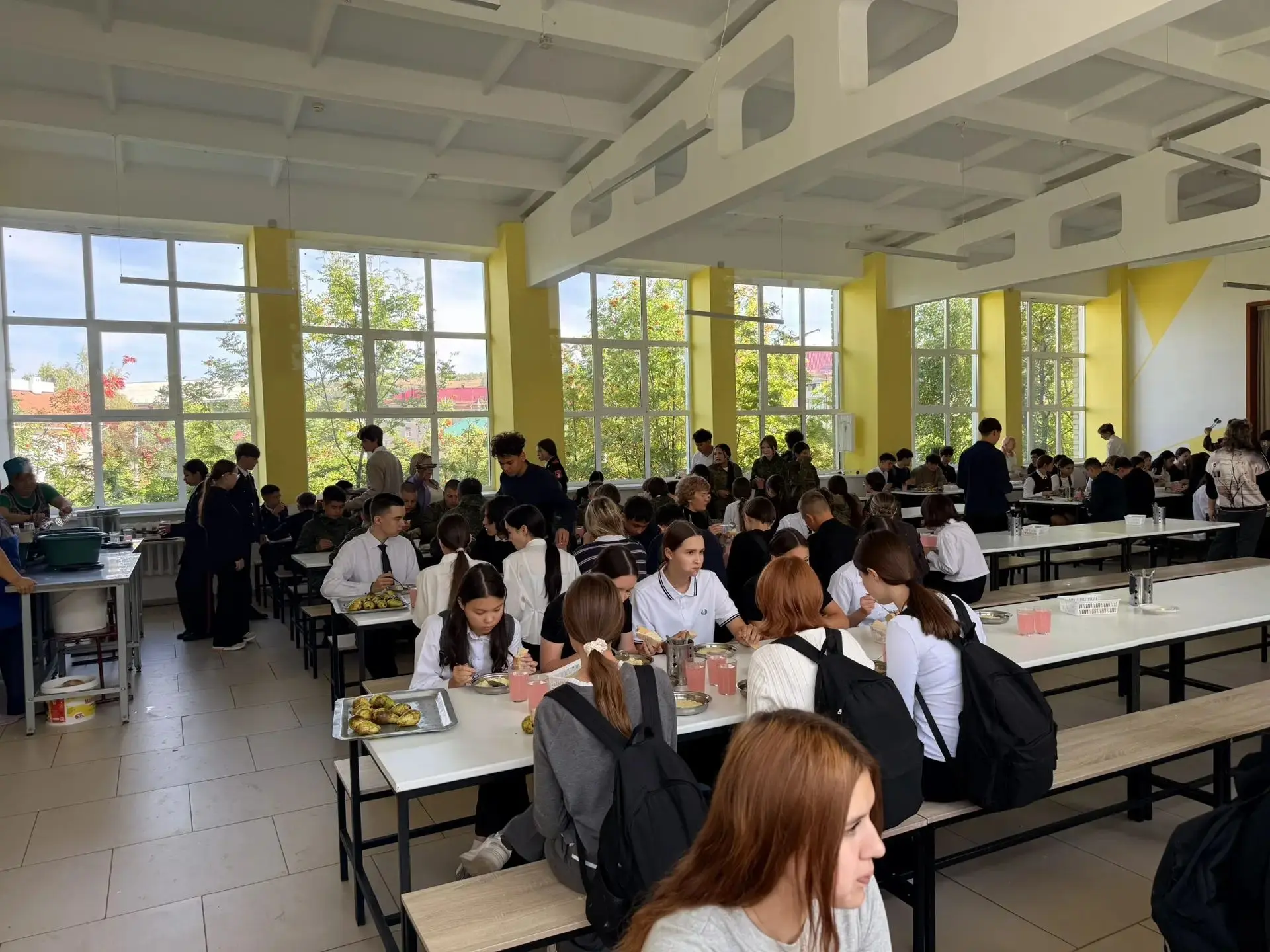 🍽️ РОДИТЕЛЬСКИЙ КОНТРОЛЬ В ДЕЙСТВИИ: в школьной столовой — родители 11 «А» класса!