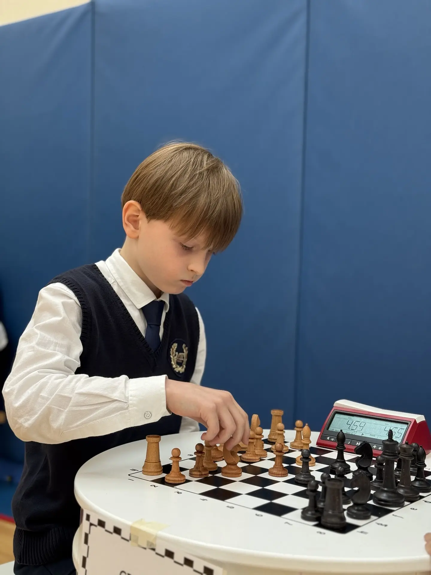 В начальной школе прямо сейчас идет шахматный турнир ♟️  Маленькие стратеги сражаются за звание лучш
