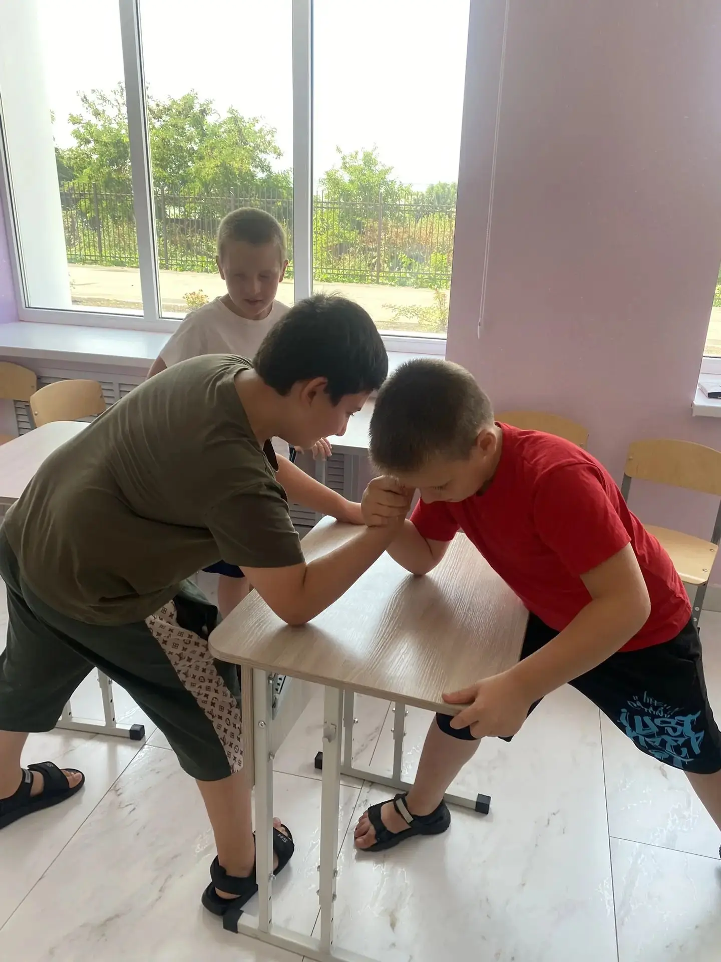Сегодня на нашей пришкольной площадке прошел турнир по армрестлингу. 
Борьба на руках называется арм