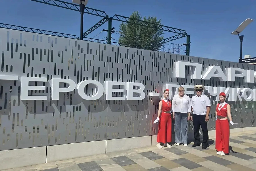 Маленький принц, стюардессы и самолеты: в Волгограде торжественно открыли новое пространство в парке