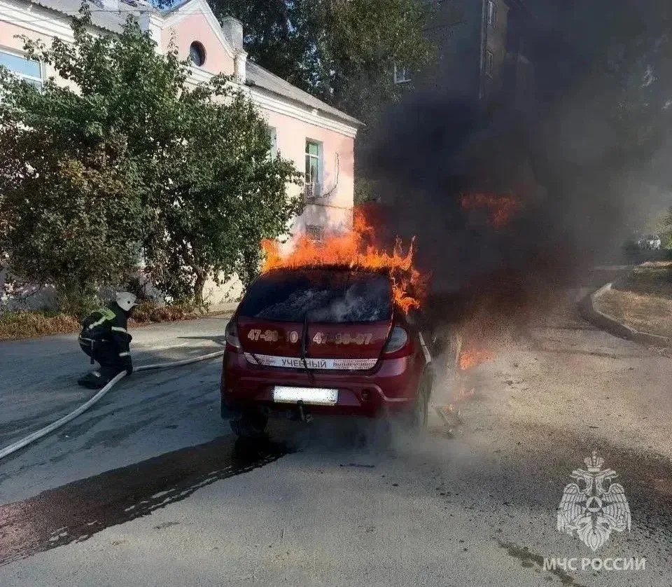 🔥 В Орске автомобиль загорелся прямо во время движения на улице Просвещения.