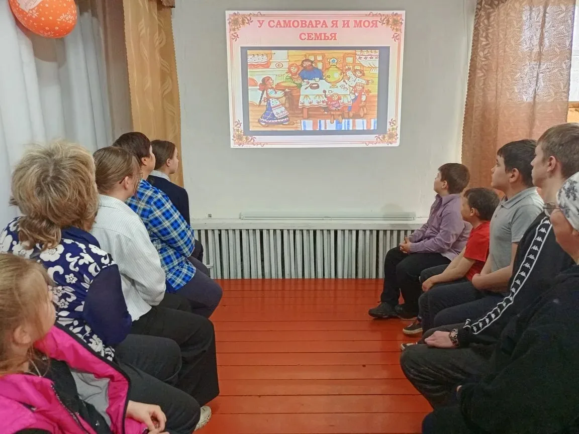 Учащиеся и учителя  посетили литературно- музыкальное кафе "У самовара я и моя семья". Дети и взросл
