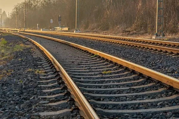 Трое учащихся возвращались пешком по железнодорожным путям