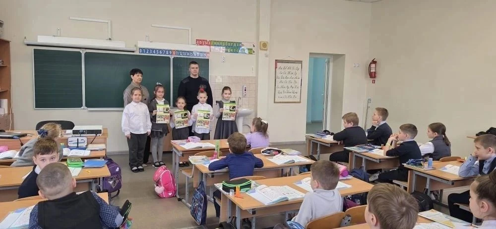 7 апреля состоялась профилактическая беседа в 1-х классах инспектором ГИБДД.