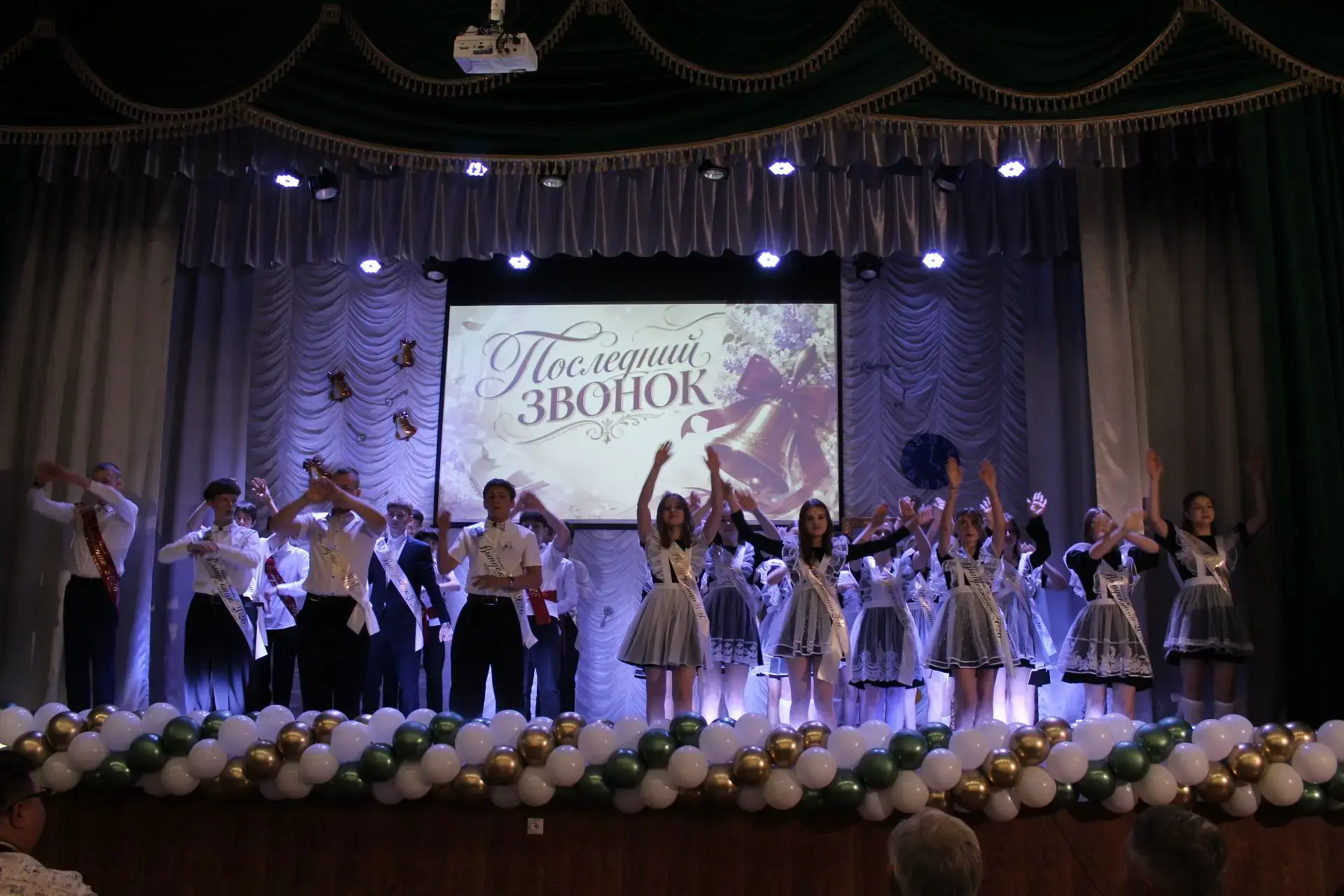 🎓 Последний звонок-2026: грустный и важный рубеж  Сегодня 7️⃣3️⃣3️⃣ девятиклассника и 1️⃣9️⃣8️⃣ один