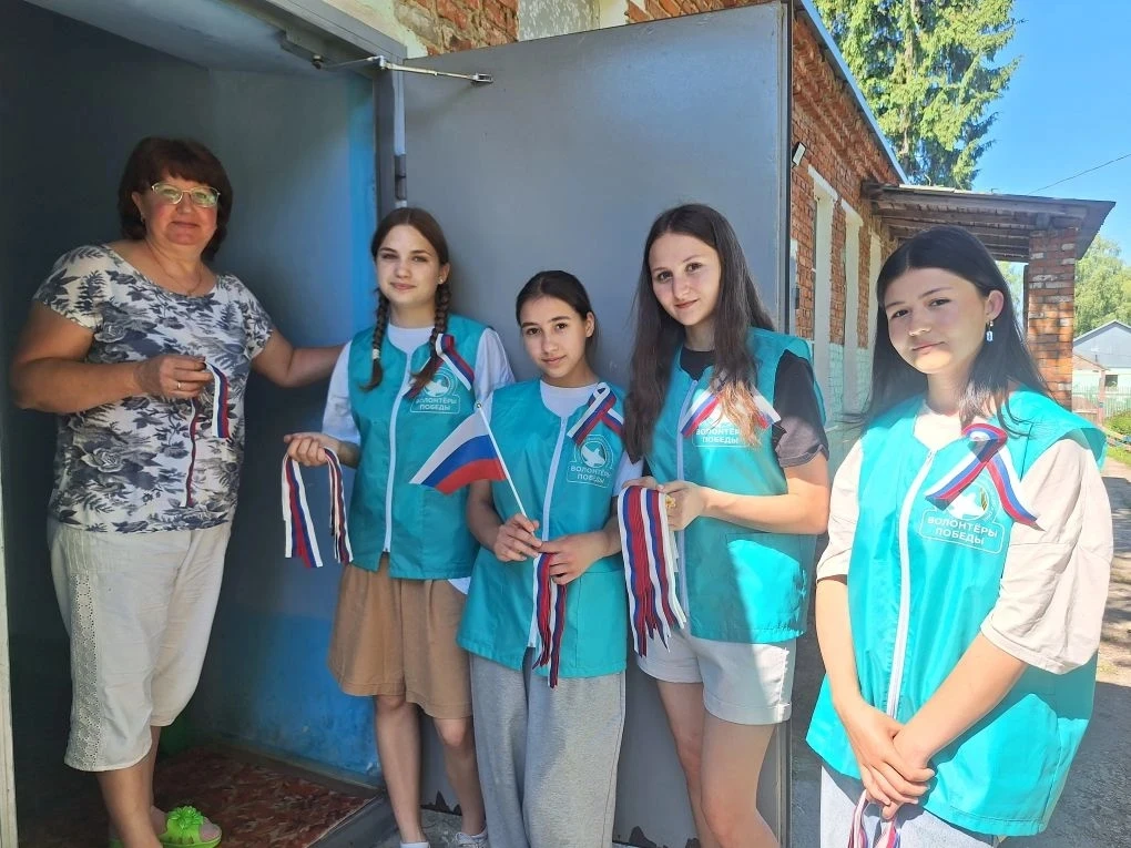 🤍💙❤️ Акция «Российский триколор 🇷🇺»

В преддверии празднования Дня России волонтёры школьного от