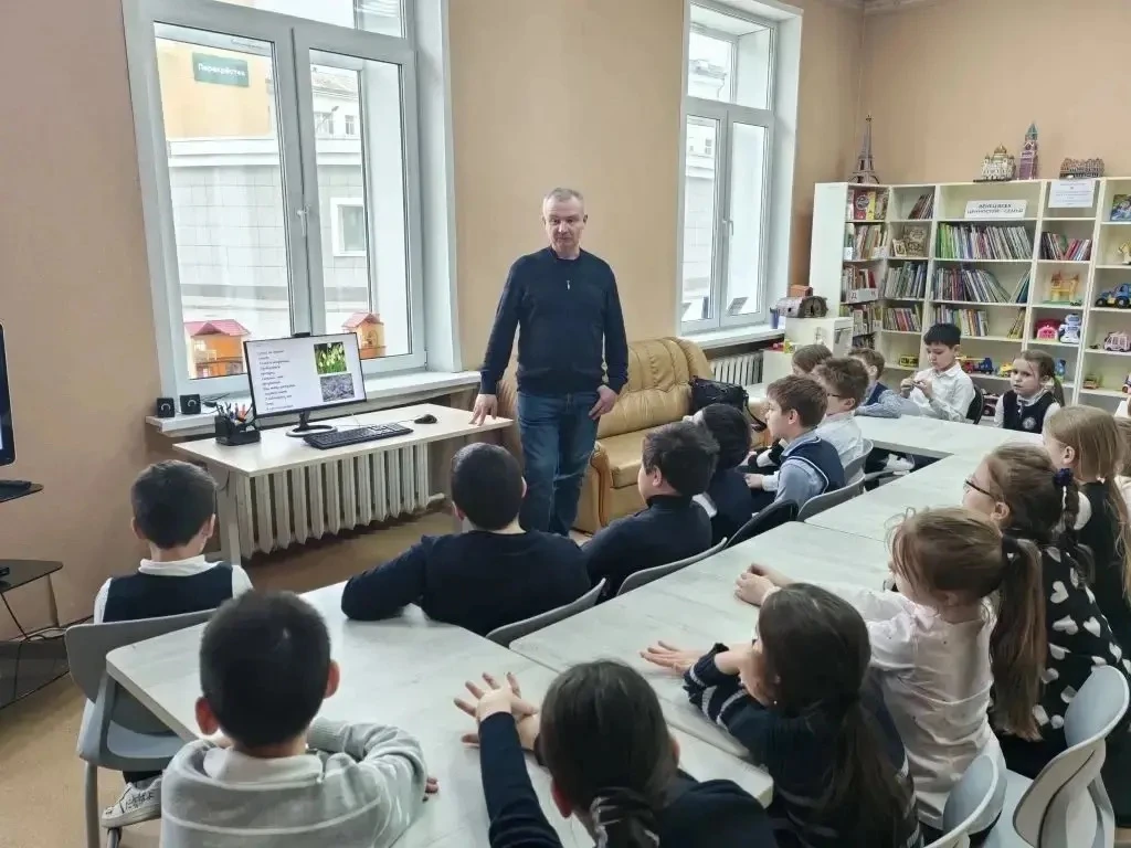 🌷 Первоцветы – вестники весны: репортаж из библиотеки №31  Вчера учащиеся 2 г и 3 д классов посетили