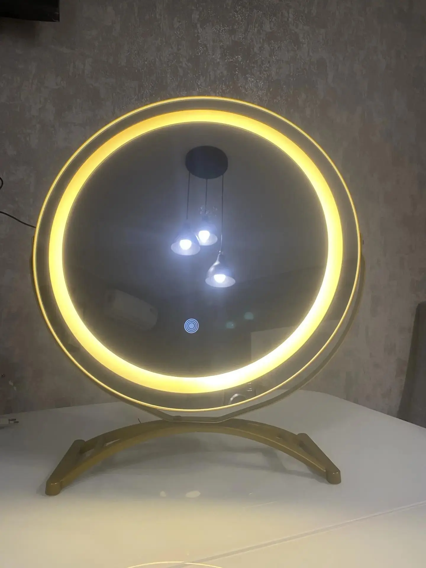 Настольное круглое LED-зеркало в золотой металлической раме диаметром 45 см на  пластик...