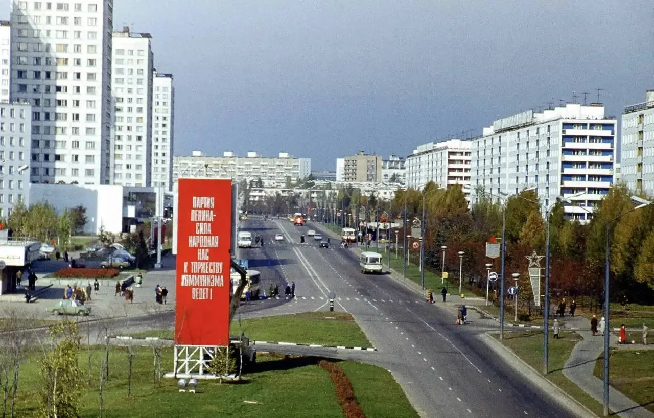 📸 Центральный проспект с высоты Горсовета — 1979 год