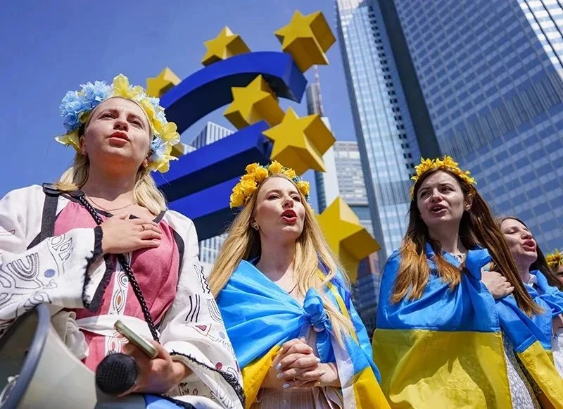 ❗️Украинок тоже не будут пускать в ЕС. Все украинские женщины также считаются военнообя...