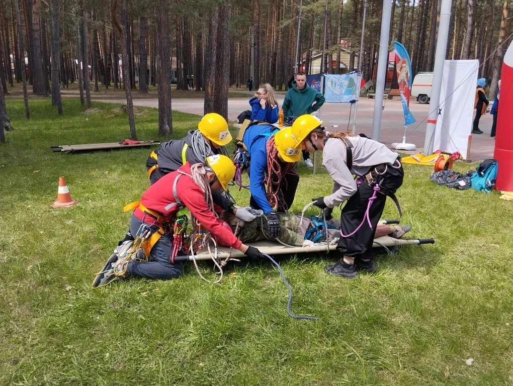 Дебют команды «Эверест» на краевых соревнованиях «Школа безопасности»  С 15 по 17 мая на базе оздоро