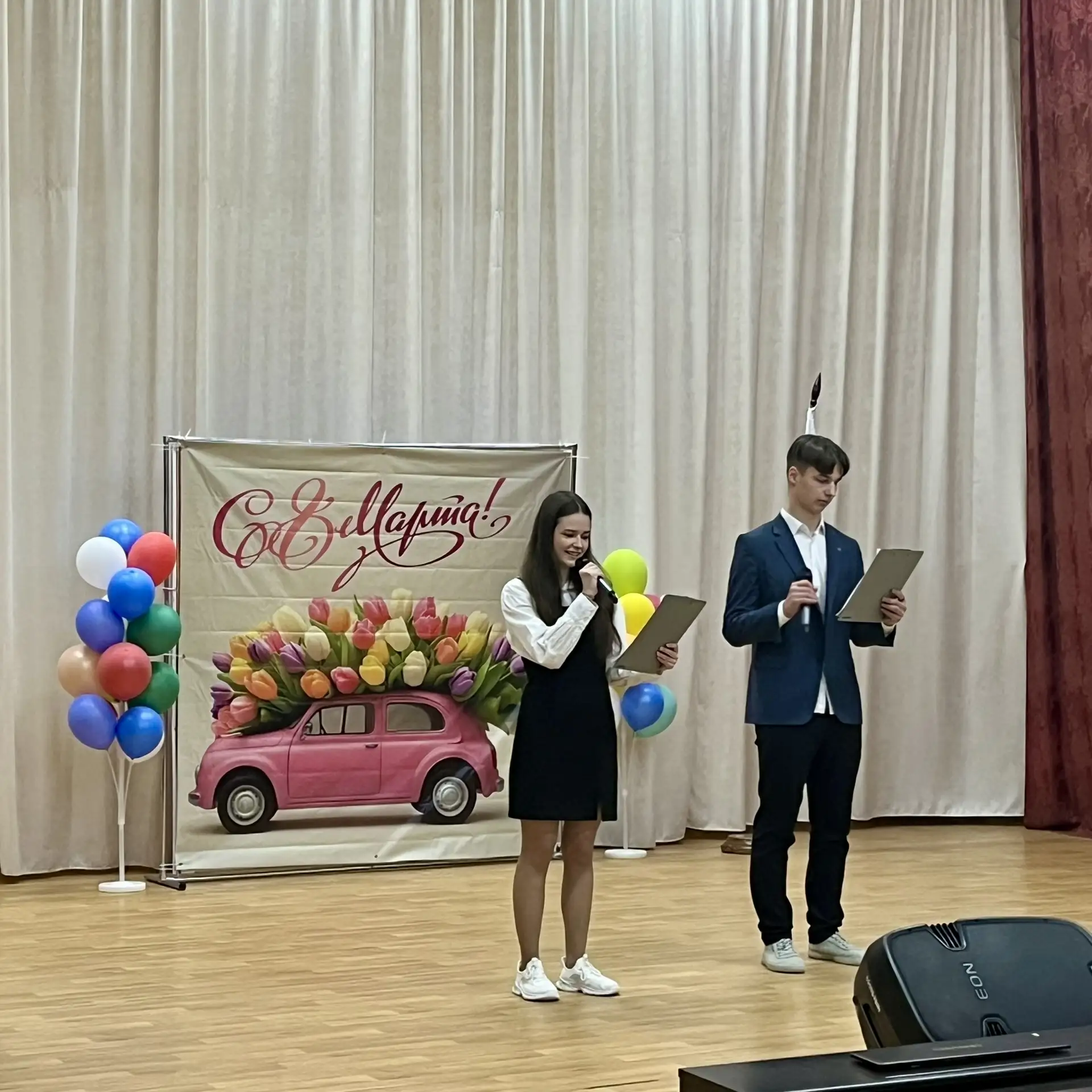 🌸💐🎶 В преддверии Международного женского дня в МАОУ «СОШ № 40» состоялся душевный праздничный концер