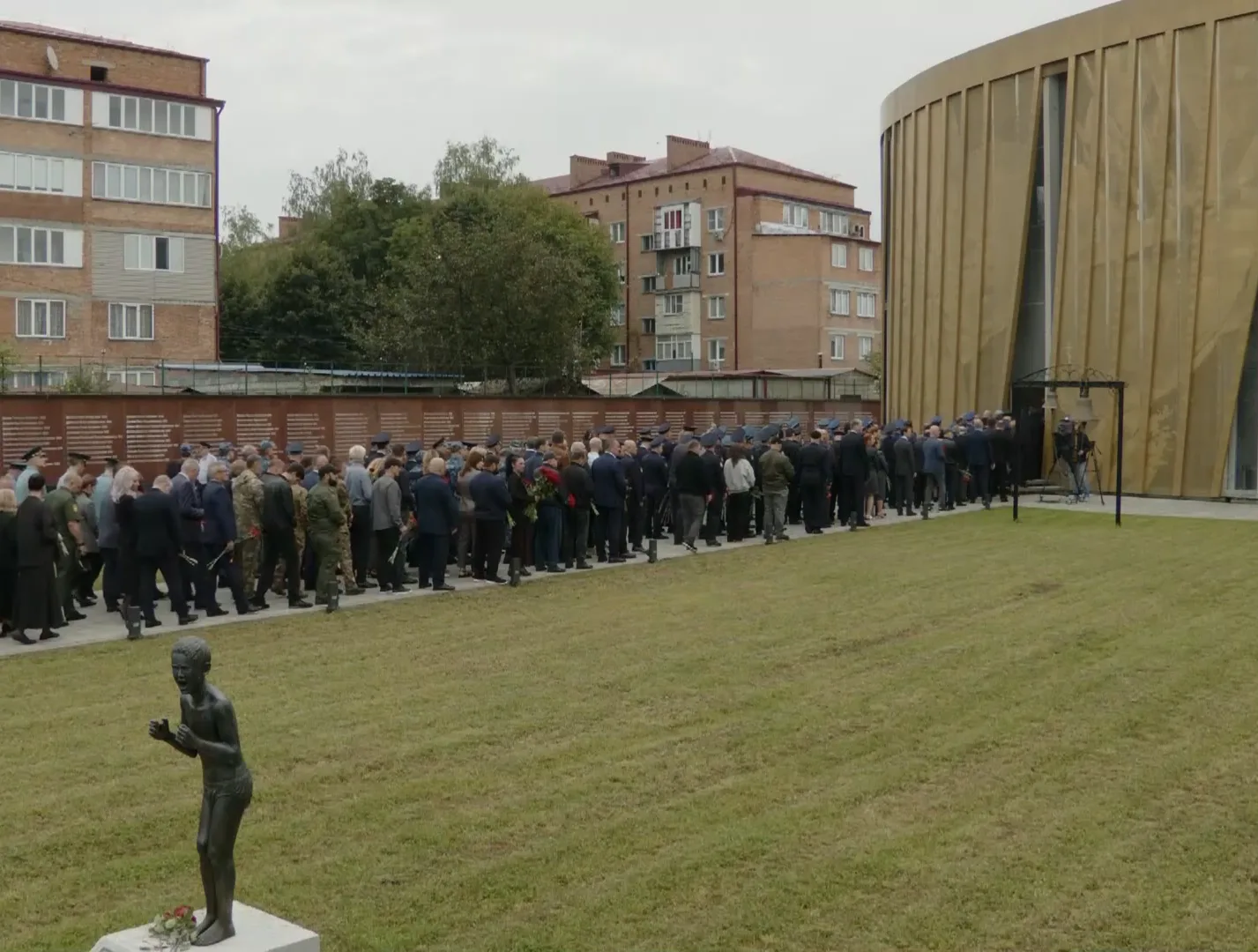 Сегодня, в День памяти погибших в школе, захваченной террористами в Беслане, и в День с...