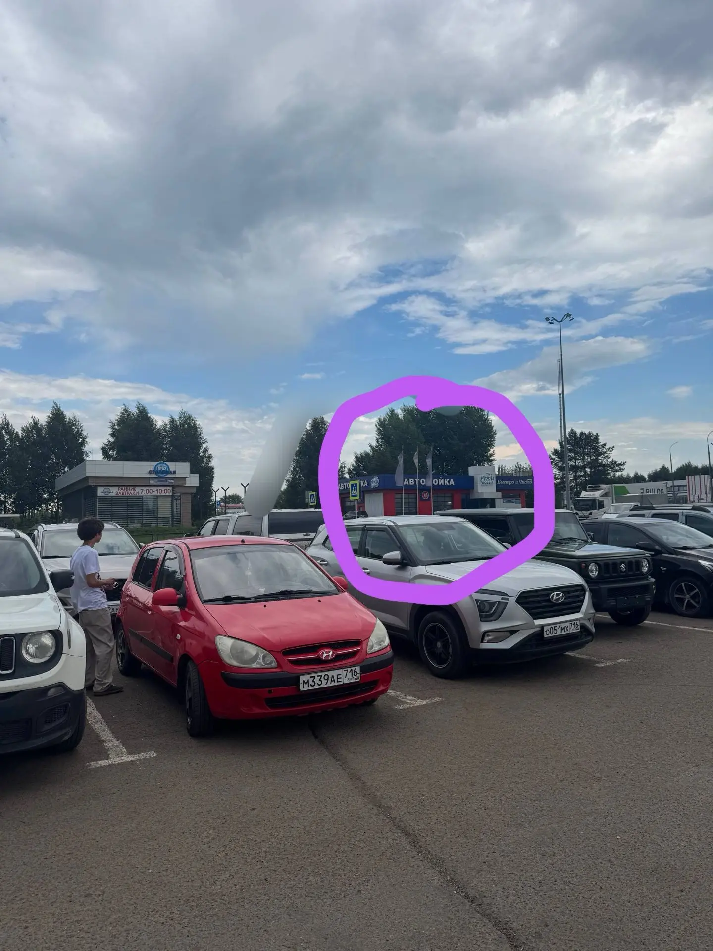 ищу мальчиков которые сидели на этой заправке примерно в 14:00 один из вас вроде был в ...