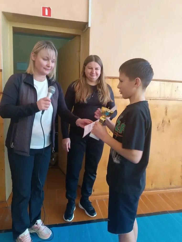 Спортивный праздник «Вместе с отцом — я молодцом!» прошел на ура! 💪  Вчера в стенах нашей школы было