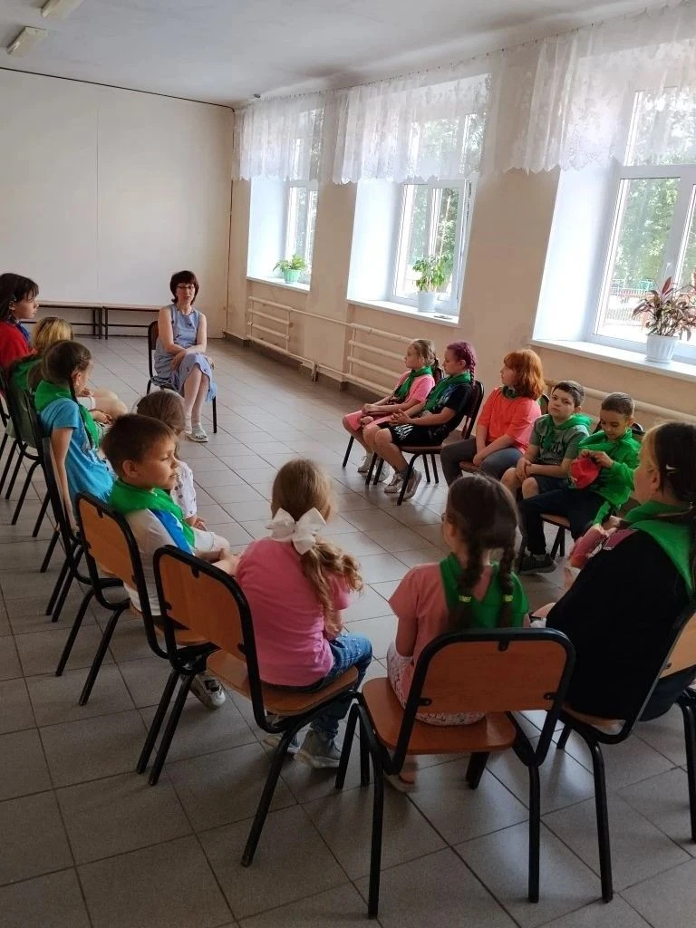 8 июня. Беседа с социальным педагогом. Дети встретились с социальным педагогом школы Ириной Николаев