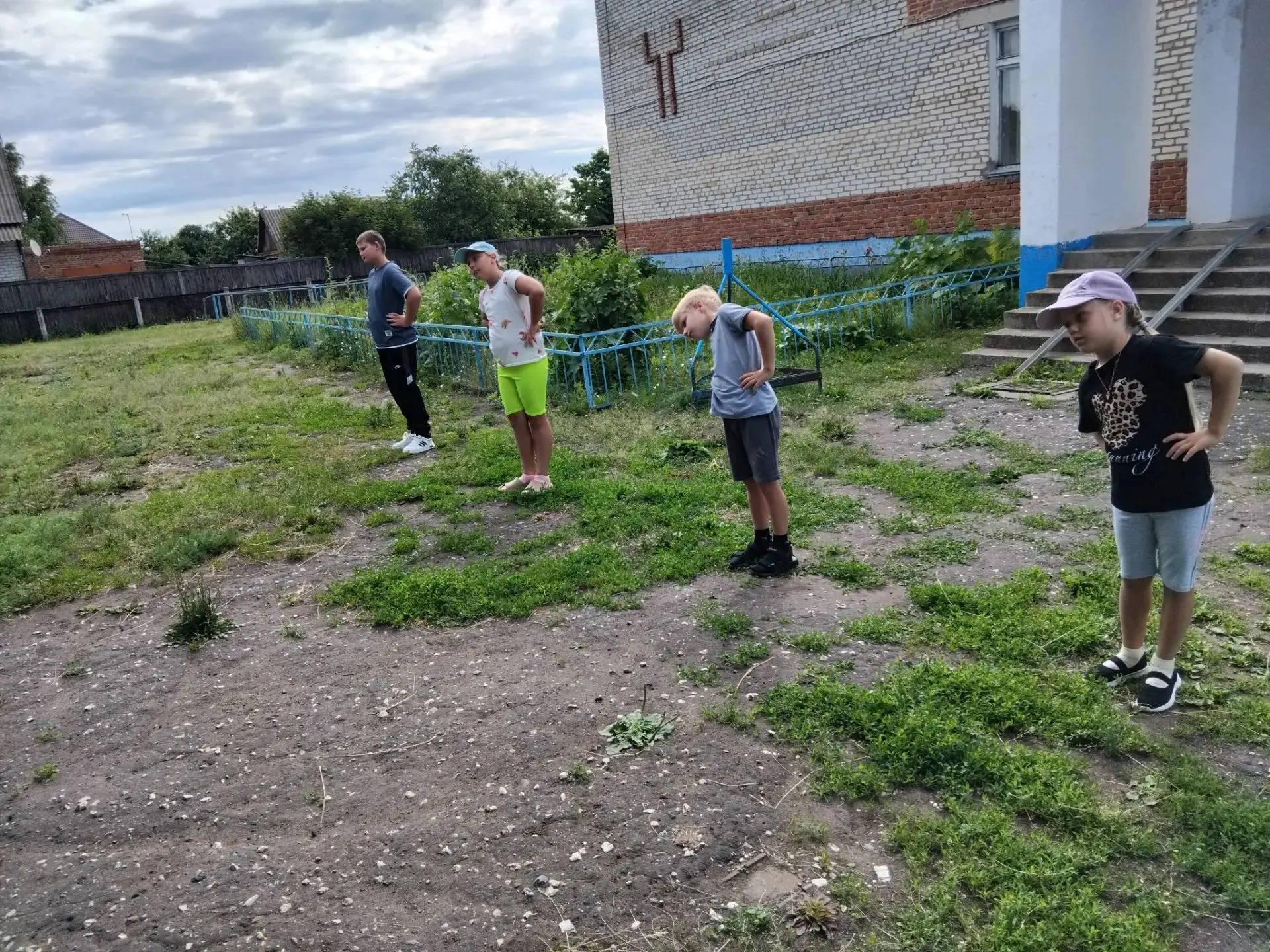 Двадцатый день работы лагеря "Улыбка" в деревне Вишнёвка начался с утренней зарядки, то...