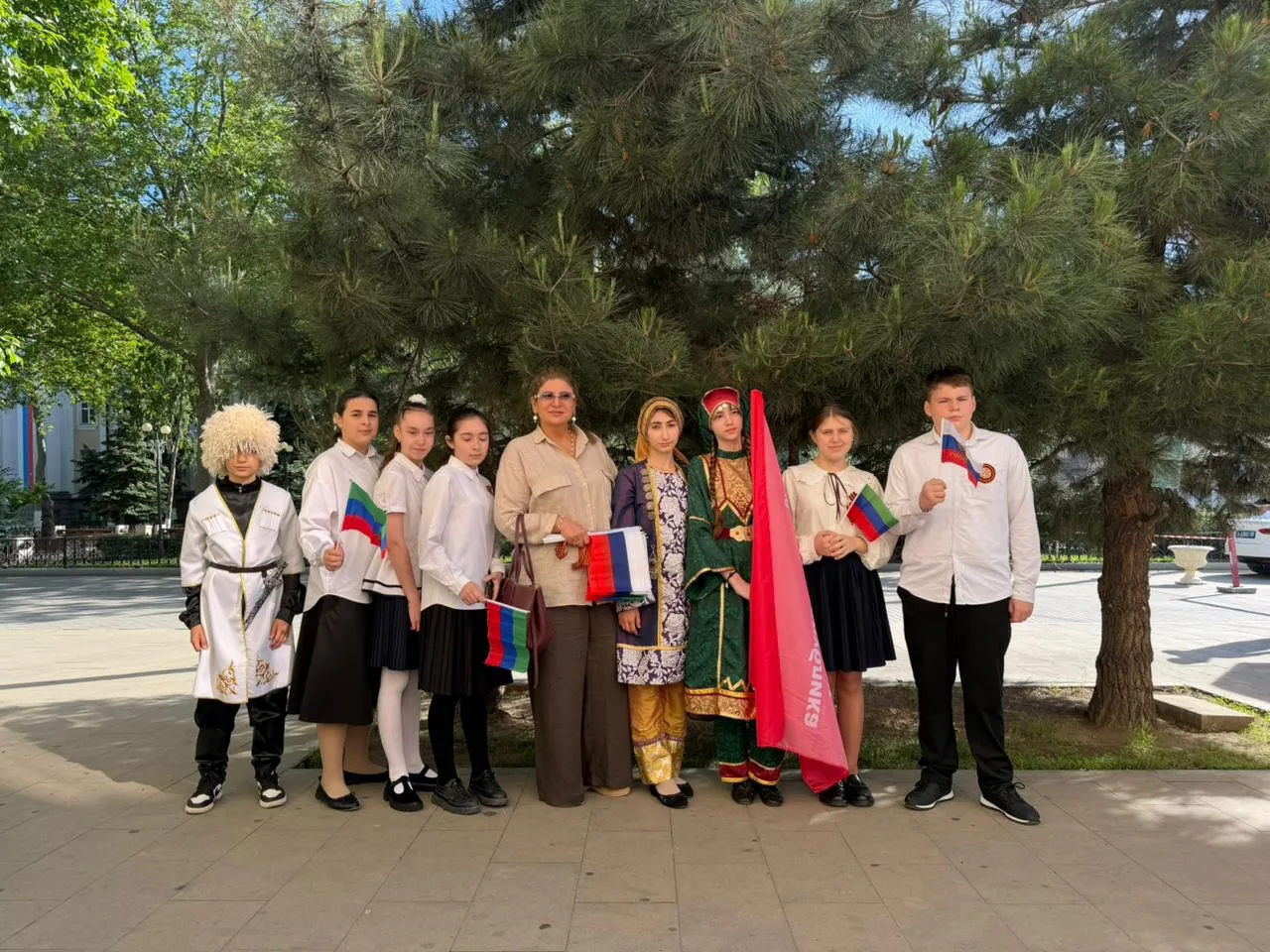 Сегодня активисты 5-6 классов МБОУ «Лицей 39» во главе с зам.директора по ВР Джамавовой Л.А. и совет