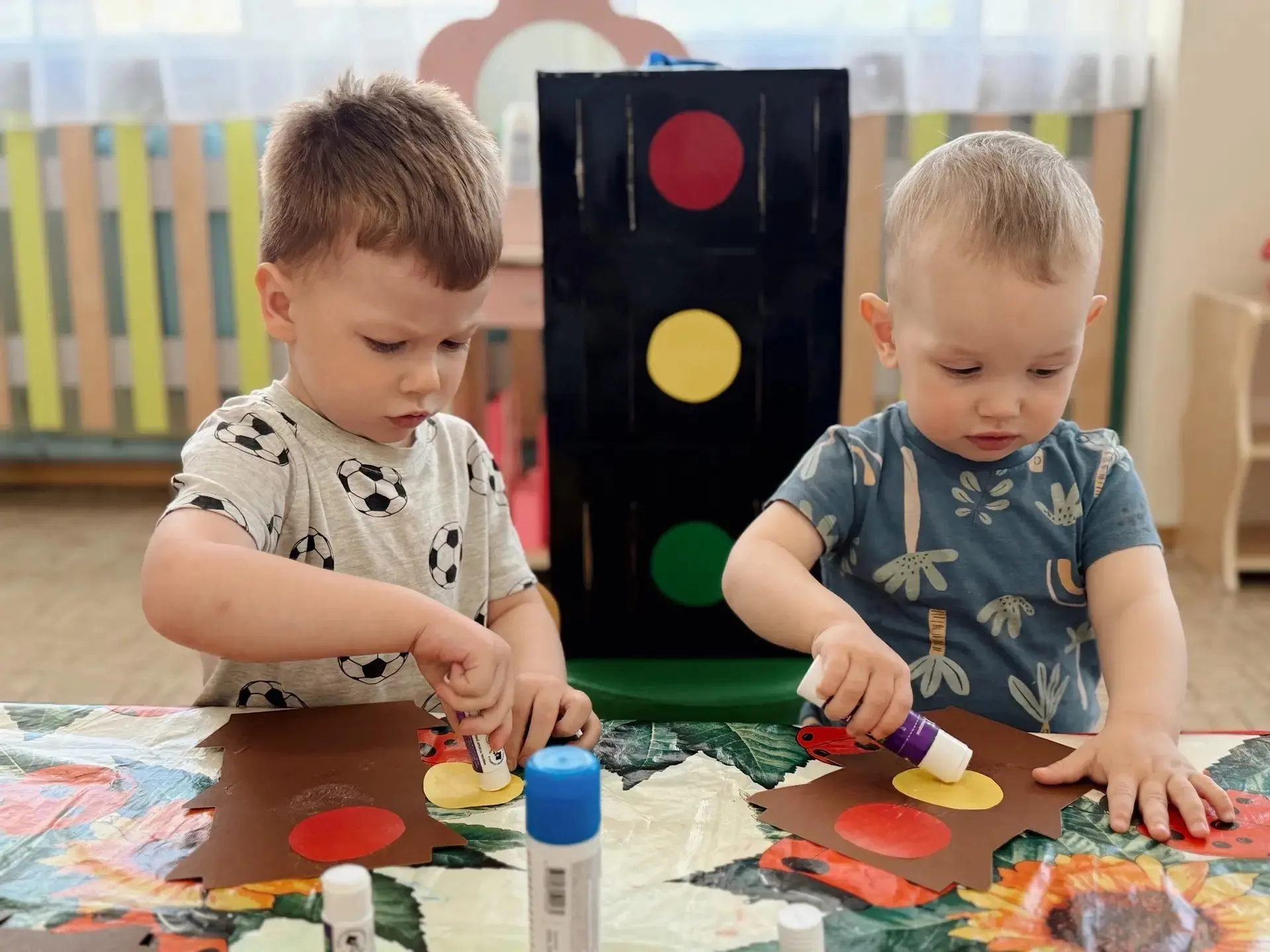 🚦🚨👫 Первые шаги к безопасности. Акция «Рули по правилам» в группе «Капельки».