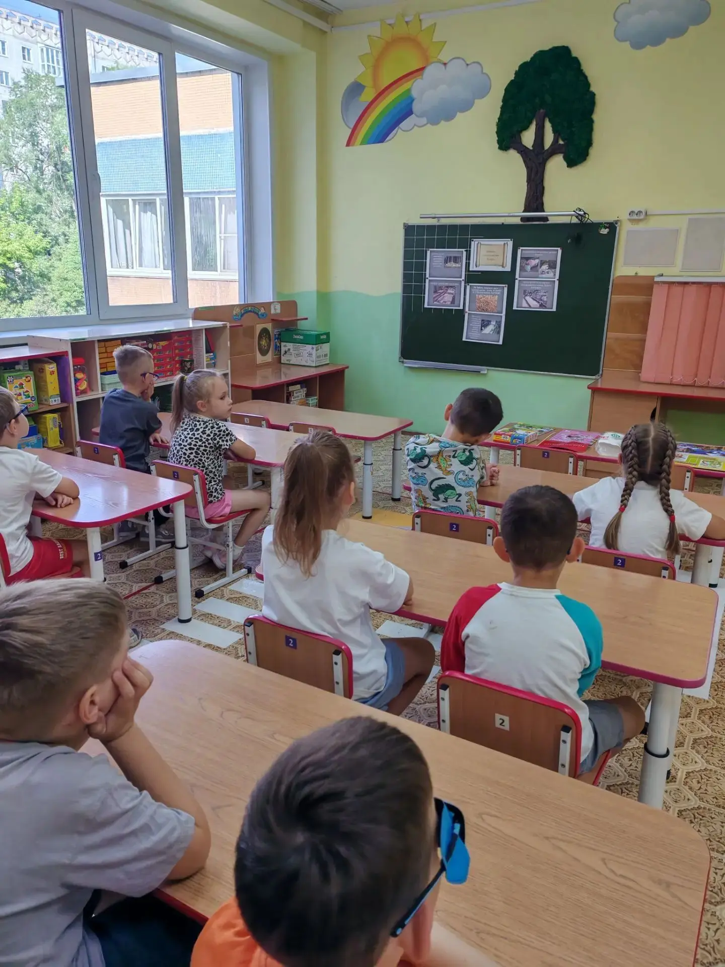 Путешествие в мир бумаги

Когда-то люди писали на камнях, глиняных табличках и египетском папирусе. 