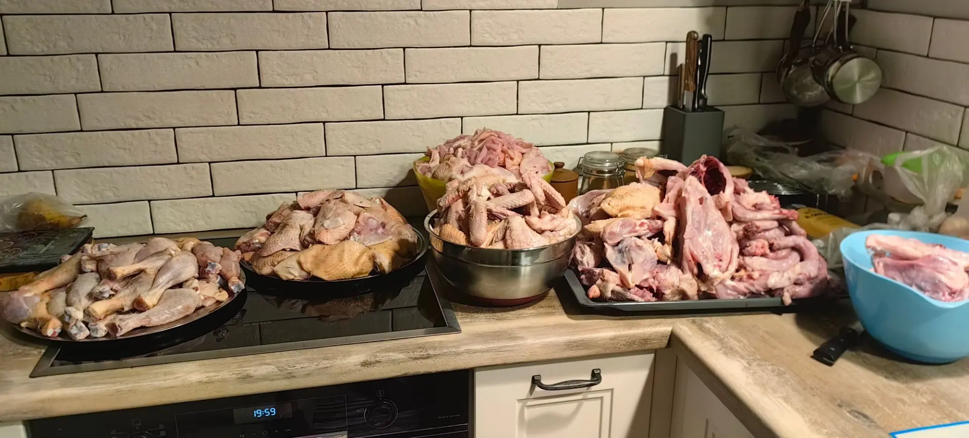 Как я проспала последний день июля, разбирая курицу

Вчера должен был выйти пост «Последний день июл