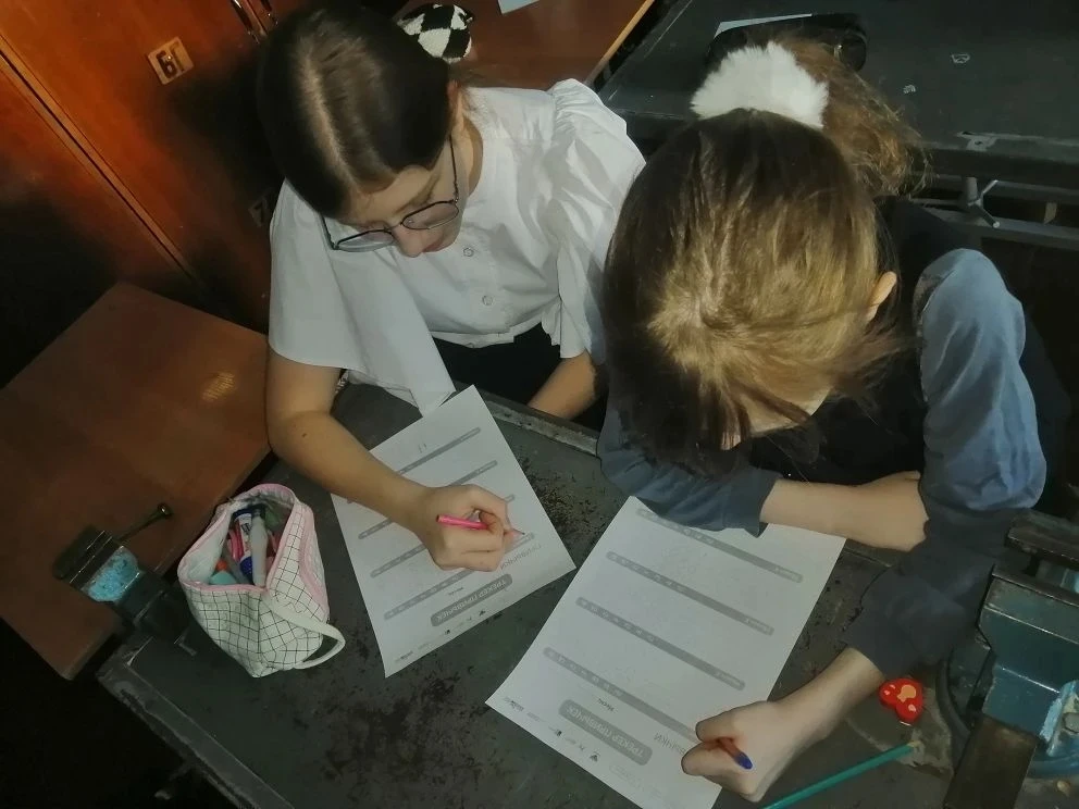 Утро новой учебной недели в нашей школе традиционно началось с торжественной церемонии поднятия Госу