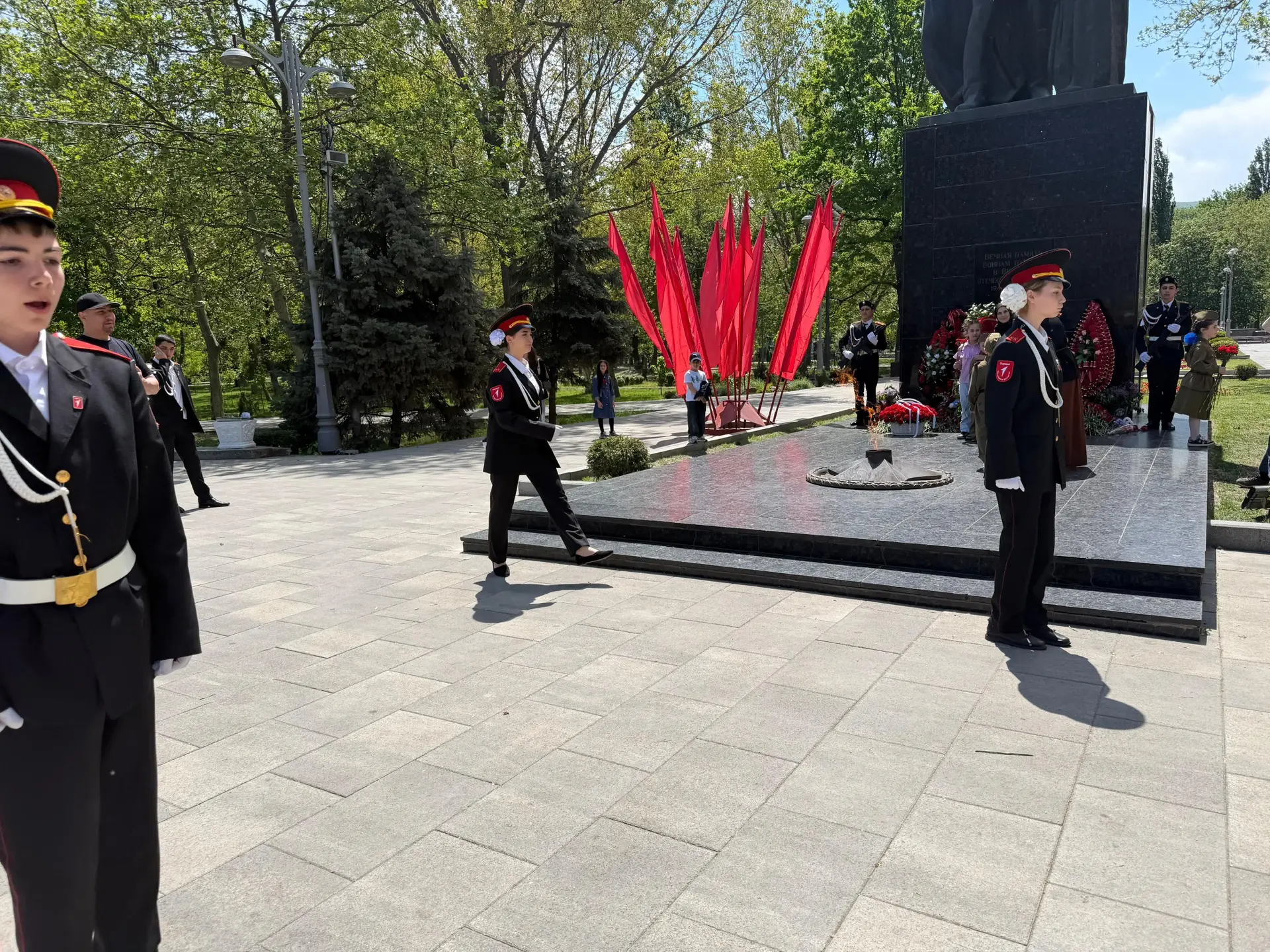 Пост №1! 🧧  Первые нашей школы с честью несли Вахту Памяти! Гордимся каждым!  🪔Первые – на страже па