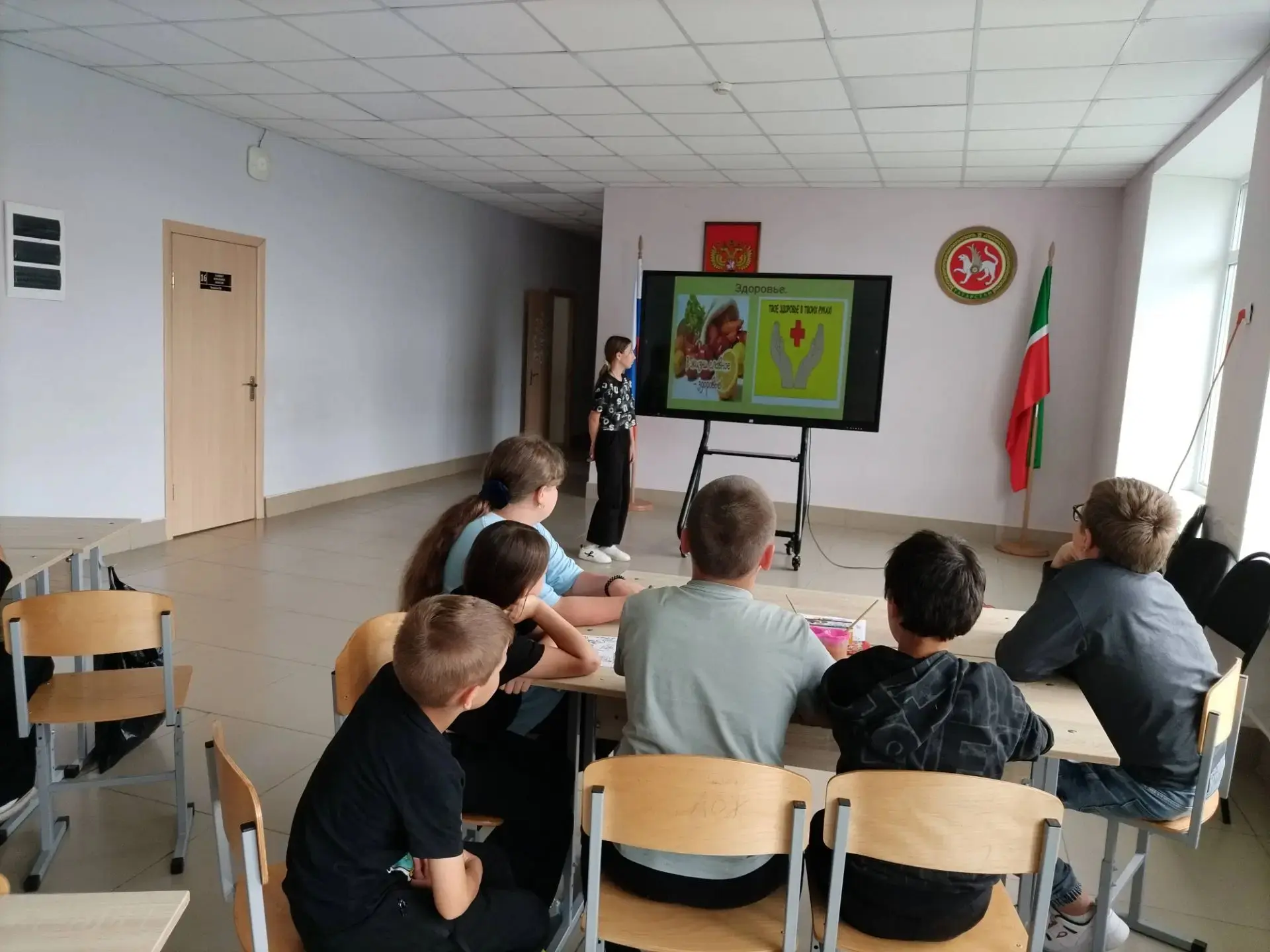 В рамках месячника"Жизнь без наркотиков" в лагере прошел информационнный час, который завершился поз