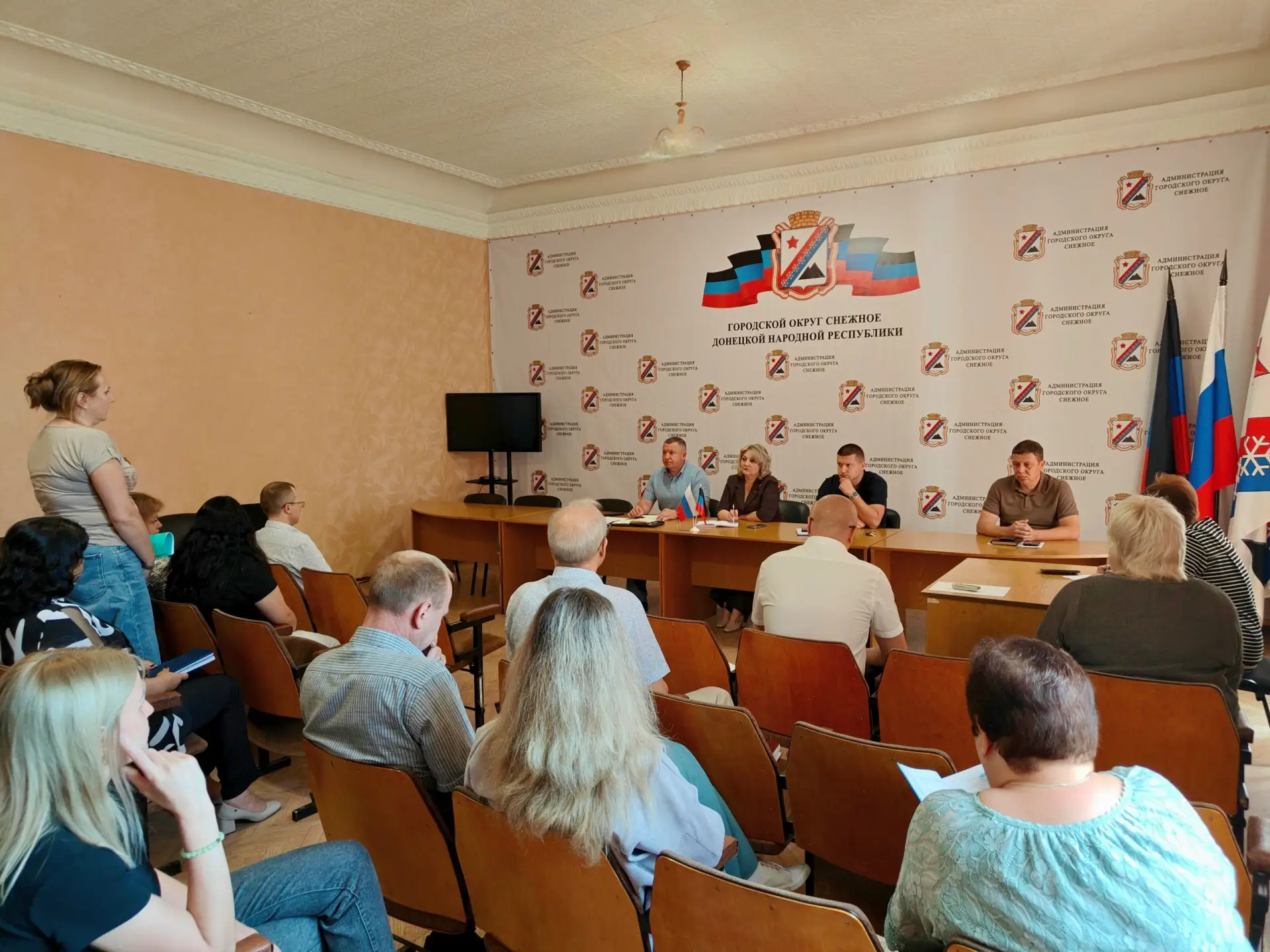 В Снежном обсудили текущие вопросы жизнедеятельности.

15 июня глава муниципального образования Серг